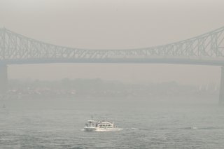 Un pont à Montréal enveloppé par les fumées des feux de forêt. KEYSTONE/AP The Canadian Press/GRAHAM HUGHES